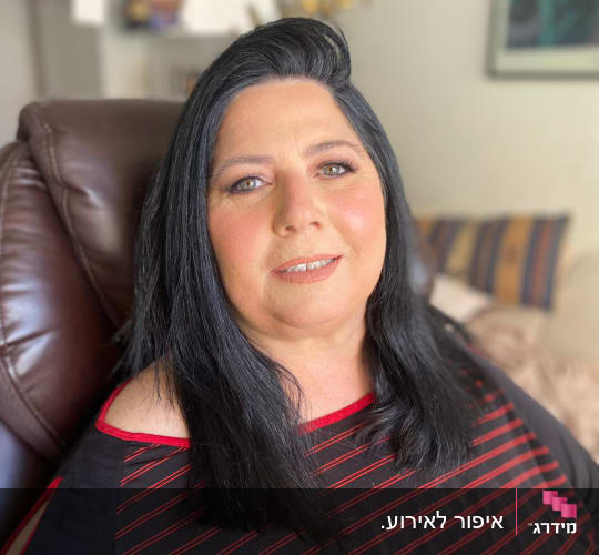 איפור עיניים עדין ושיער חלק כהה
